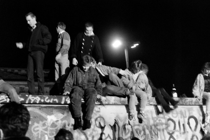 東德人們翻越圍牆(圖:AFP)