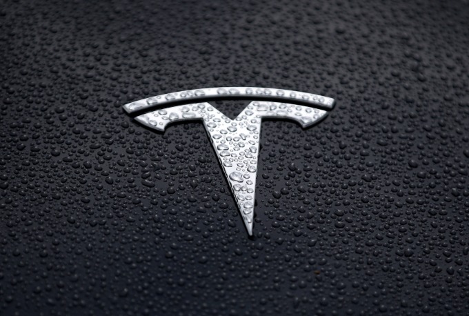 特斯拉 11 月 22 日標準配備的基礎版中國製 Model 3 將送至各經銷據點 (圖片:AFP)