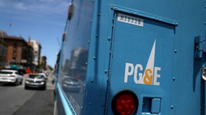 PG&E 百年輸電塔走火,引發去年多起加州野火肆虐。(圖片:AFP)