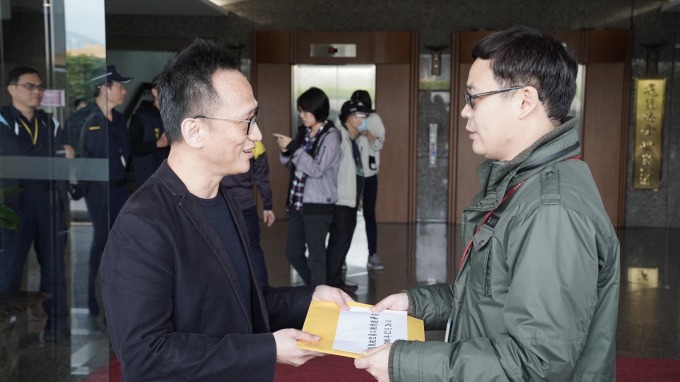 遠東航空勞方代表遞交陳情連署書。(圖：遠航提供)