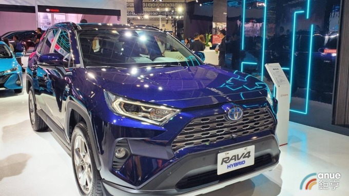 TOYOTA在台北車展中強打RAV4。(鉅亨網記者王莞甯攝)