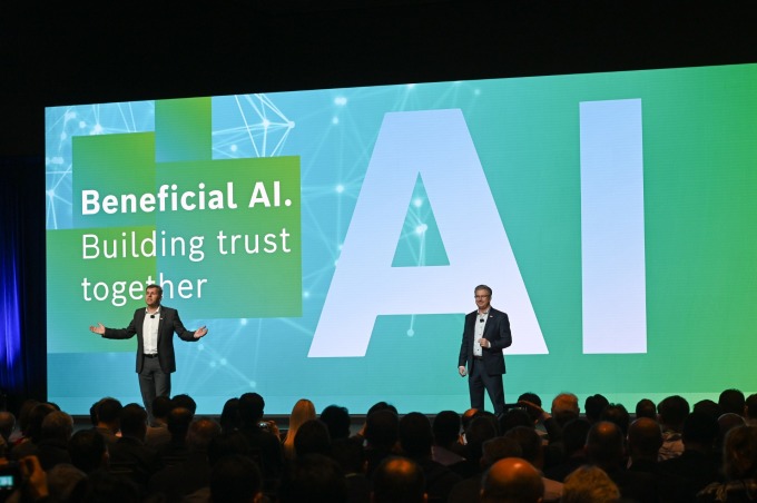 德國博世展出虛擬遮陽板 2025 年全產品搭載 AI 技術 (圖片:AFP)