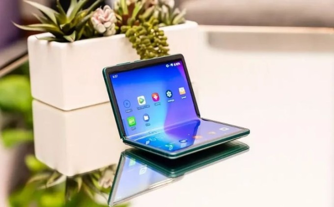 TCL 發布首款可摺疊手機 (圖片: Mashable)