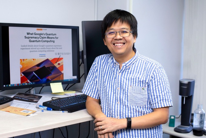 中研院資訊科學研究所鐘楷閔副研究員,專長為理論計算機科學、量子密碼學、量子複雜度理論…… 換成白話,就是一位在資訊科學所用理論 / 數學研究方法研究資訊科學的科學家,專攻量子計算如何影響密碼學,及其潛力與極限。 攝影│林洵安