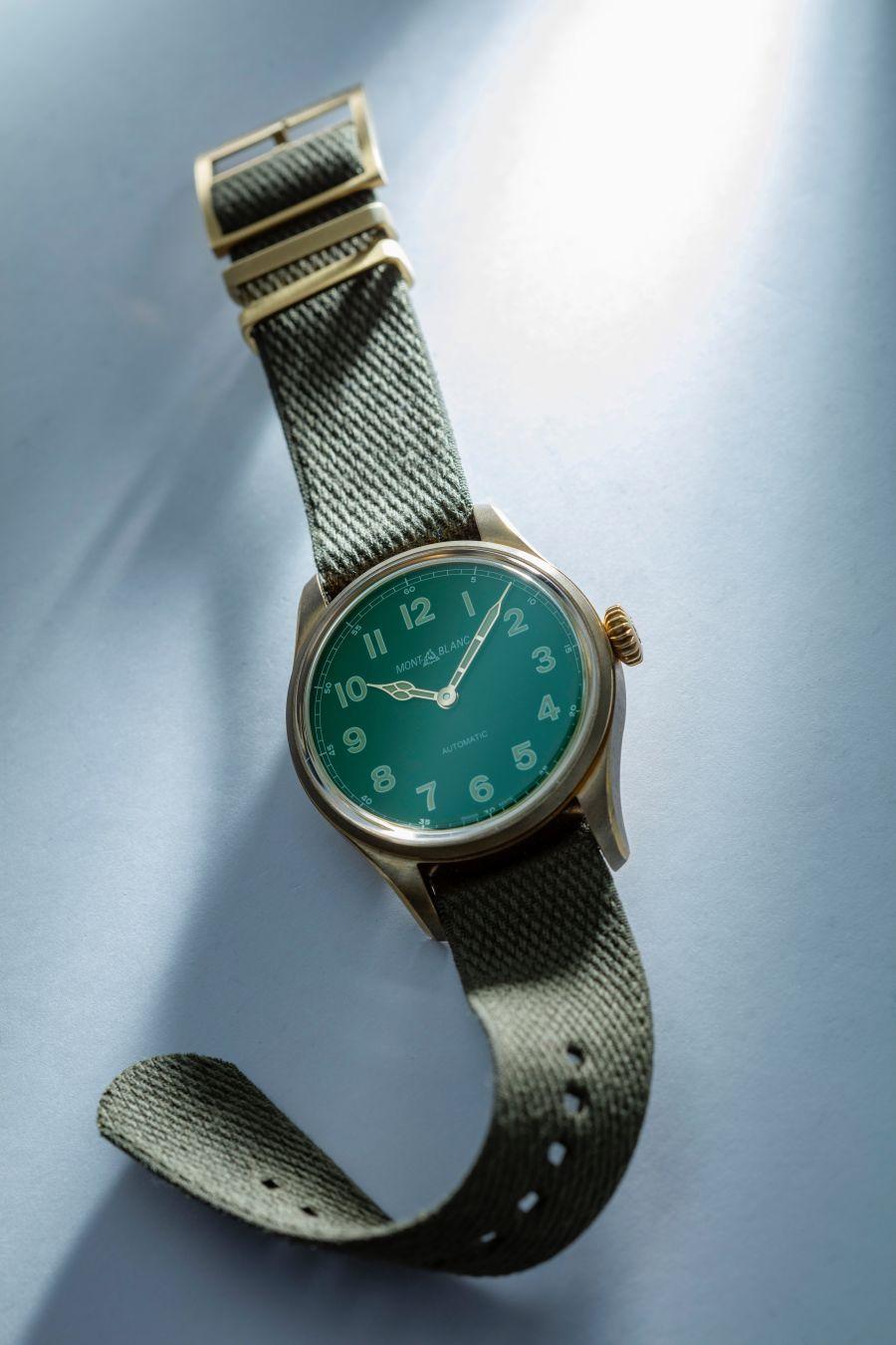 MONTBLANC 1858 Automatic Limited Edition青銅綠面限量錶款，這款歷史感十足的手錶外型，重現1930年代的軍風腕錶的設計風格。然而以今日眼光來看又顯得極為時尚，也突顯其歷久彌新的經典價值。同時，青銅錶殼隨佩戴者的生活習慣改變色澤，更增添個人特色。限量1,858只。 功能：時、分指示；自動上鏈機芯；定價約NT$101,000。
