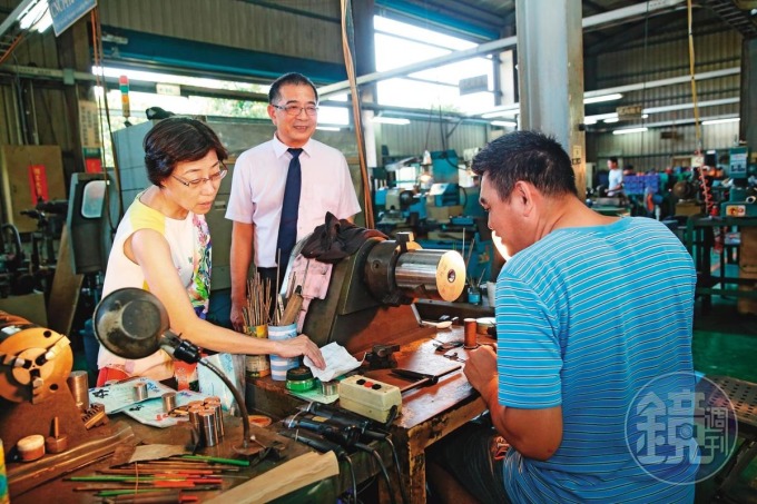 鄭鴻君（中）是高雄應用科技大學模具科班畢業，妻子林玉燕（左）則是模具廠唯一的業務人員。