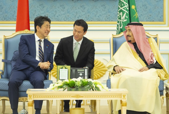 安倍晉三訪問沙國 兩國將致力中東和平並深化合作關係 (沙爾曼國王與安倍晉三) (圖片：AFP)