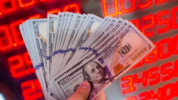 美元、日圓正值甜蜜換匯點 趁手續費優惠大車拚快買外幣。(圖：AFP)