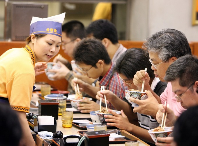 〈鉅亨看世界〉日本早餐商機大 居酒屋也加入戰局 (圖片:AFP)