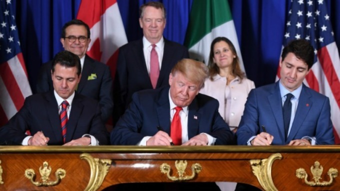 墨國前總統潘尼亞尼托(左一)、美總統川普、加國總理杜魯多(右一) 2018 年底簽署美加墨新貿易協定。(圖片：AFP)