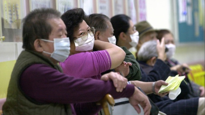 中國武漢疫情升溫，體溫計、口罩、抗生素需求增加。(圖:AFP)