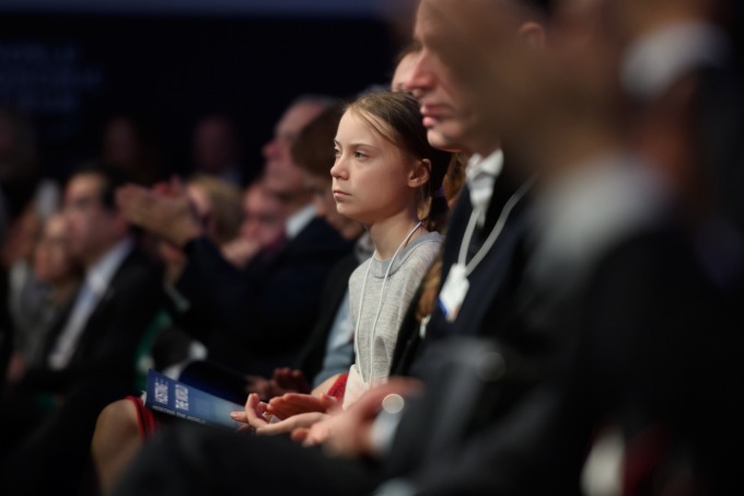 瑞典環保少女童貝里 (Greta Thunberg) 於台下聽眾席聆聽川普演說 (圖片:AFP)