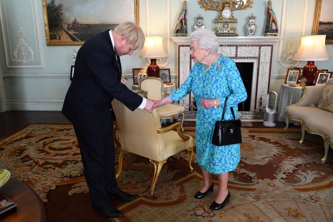 英國女王與首相強生資料照片。(圖片:AFP)