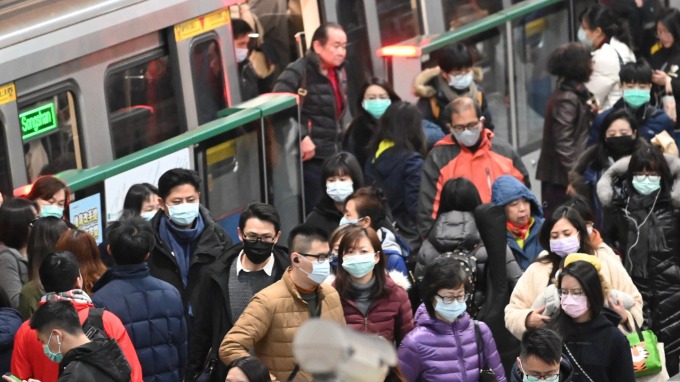 武漢肺炎疫情蔓延引發國人購買口罩需求，口罩工廠24小時不停機擴產。(圖：AFP)