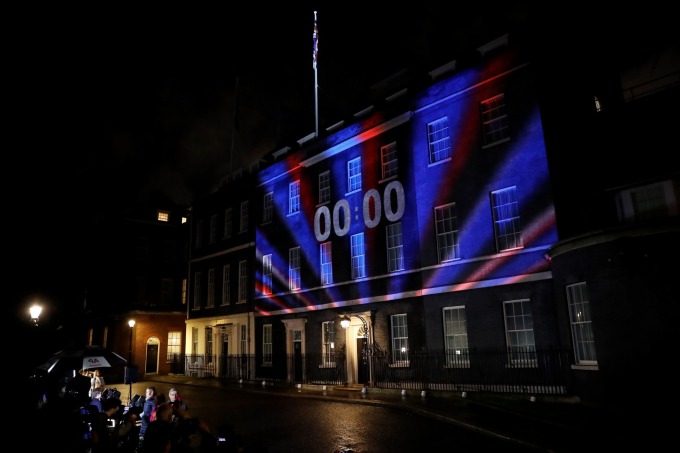英國時間晚間 11 點,英國首相官邸正前方數字便歸於零,象徵嶄新章節 (圖片: AFP)