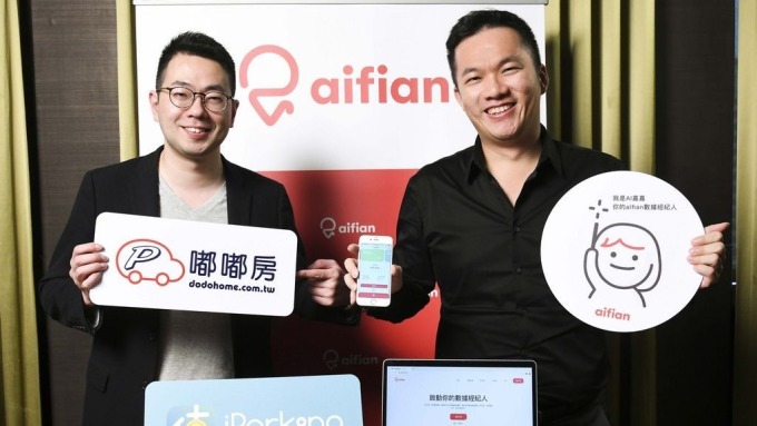 aifian執行長劉晉良(右)、 嘟嘟房總經理江馥年(左)宣布合作切入車貸市場。(圖：業者提供)