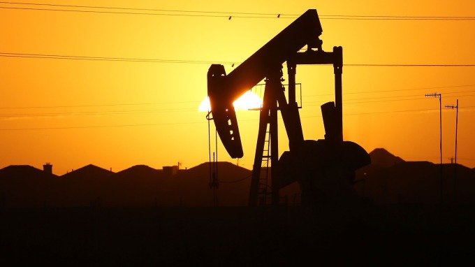 〈能源盤後〉中國需求一夕消失 原油收逾一年低點 WTI首次收跌破50美元（圖片：AFP）
