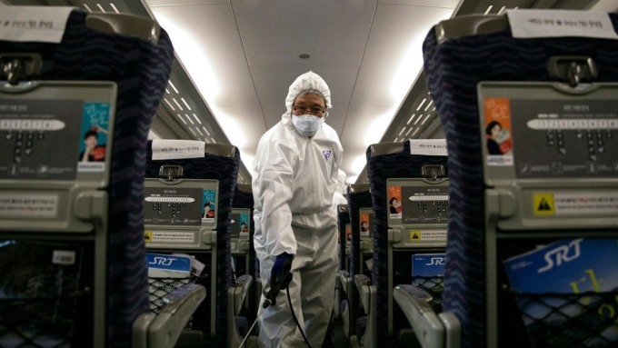武漢肺炎疫情延燒，各類防疫產品熱度瞬間竄升。(圖：AFP)