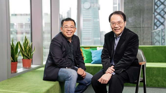沛星互動執行長暨共同創辦人游直翰(左)、前Google台灣董事總經理簡立峰(右)。(圖：沛星互動提供)