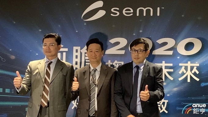 右起為SEMI台灣區總裁曹世綸、Deloitte合夥人陳兆臨、SEMI產業分析總監曾瑞榆。(鉅亨網記者林薏茹攝)