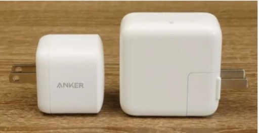 27w GaN 充電插頭 (左) VS Apple 30W 充電插頭 (右)(圖片: 充電頭網)