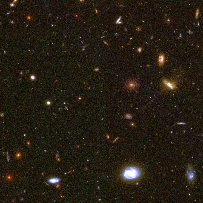 由「哈伯深空」擷取的一小塊影像，包含了眾多的遙遠星系。有些遙遠星系會發出遠紅外光，也有些會發出 X 光、無線電波或紫外光。 圖片來源│哈伯太空望遠鏡