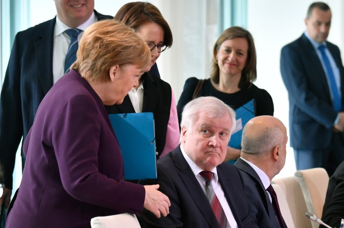 德國總理梅克爾與該國內政部長賽賀佛 (圖片：AFP)