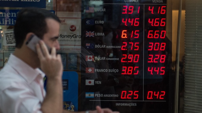 路透：疫情短期內將打擊新興市場貨幣(圖片:AFP)