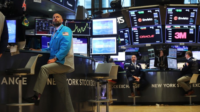 聯準會急降息，美股基金還可續抱嗎？(圖:AFP)