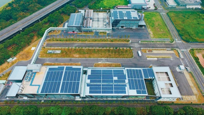 萬家香在屏東農科廠（圖）屋頂架設許多太陽能板，產生的電可以自用，還能申請再生能源憑證。（恆利能源提供）