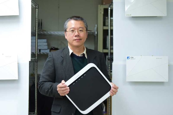 工研院聯合國內 18 家廠商,建構 5G 基地台生態系,將打破封閉的電信設備市場壁壘。圖為工研院資通所副所長丁邦安手持工研院研發的 5G 小基站。