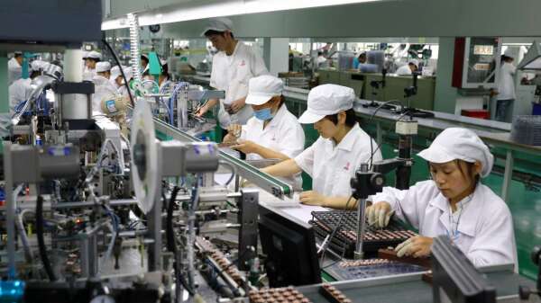 3月台製造業PMI升至53.1% 未來半年展望續探底 看不到樂觀理由。(圖:AFP)