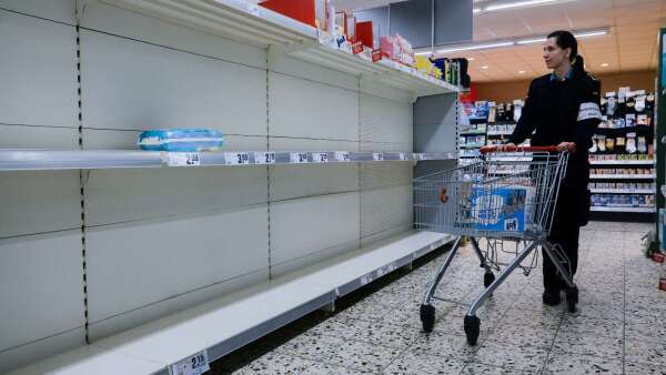 COVID-19疫情期 民生消費暴增 零售店貨架全空（圖片：AFP）