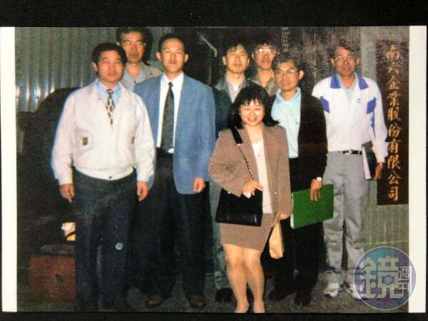 黃清山（左1）與公司幹部、日本客戶於公司前合影。（黃清山提供）