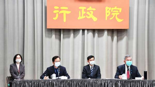 政務委員龔明鑫(前排左)、經濟部長沈榮津(前排右)。(圖：行政院提供)