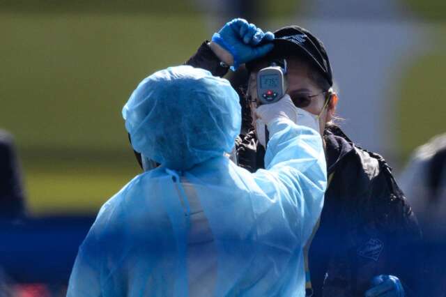 日本當局試算:若政府無作為 逾 40 萬人恐死於新冠肺炎 (圖片:AFP)