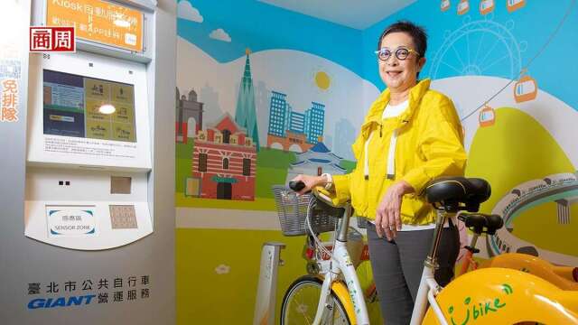 「YouBike之母」劉麗珠介紹著2.0系統與車輛，她表示新系統的車柱功能只剩停車，設站的施工時間更大幅濃縮到只需一天。(攝影者．郭涵羚)