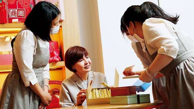 「(檢討會)如果6成都在檢討(誰要負責),員工會難過;但如果9成都在談解方,討論氣氛就是好的!」宏亞食品董事長張云綺(中)用「九一法則」帶員工試錯。(攝影者.楊文財)