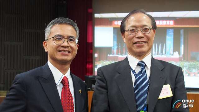 圖左為中華電總經理郭水義、右為董事長謝繼茂。(鉅亨網記者沈筱禎攝)