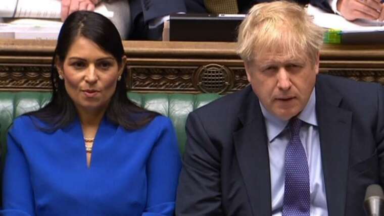 英國首相強生 (右) 和內政大臣 Priti Patel(左)。(圖: AFP)