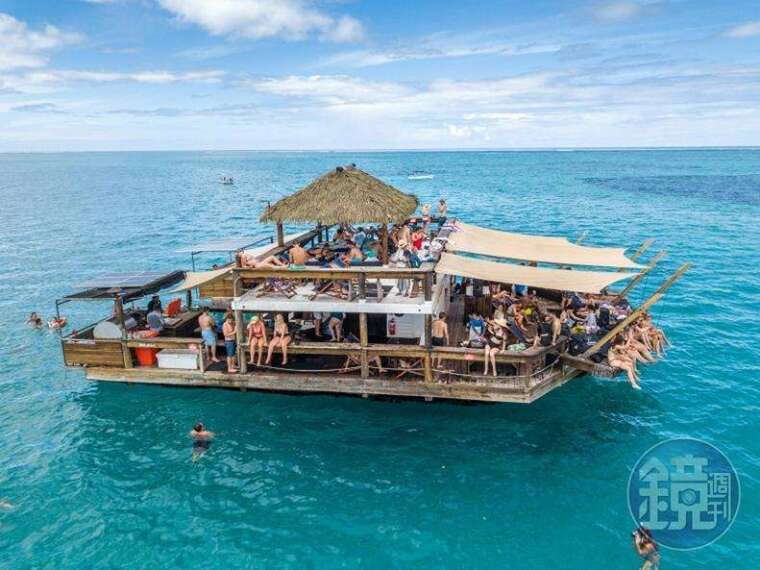 無動力的海上酒吧「Cloud 9 Fiji」，是礁岩之上的浮島，也是造訪斐濟遊客必去的地方。