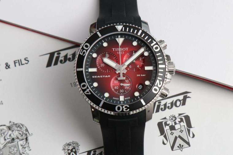 Seastar 1000系列石英計時碼錶另一款紅色漸層面，搭配橡膠錶帶，定價NT$16,700