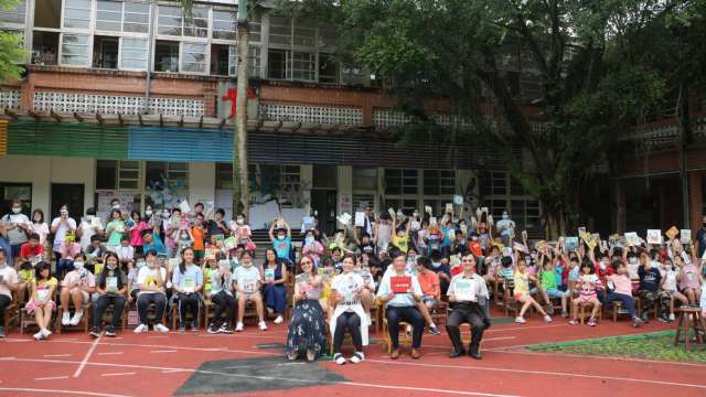 長虹教育基金會、鹿樂平台與雙溪國小全校師生的閱讀時光。 (圖/財團法人長虹教育基金會提供)