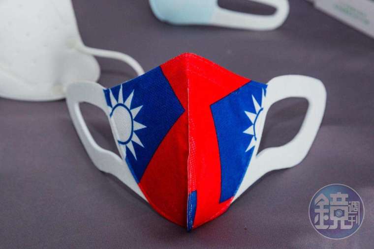 台灣康匠製做的立體造型口罩國旗，曾被網友說絕對不會被中國人搜括。