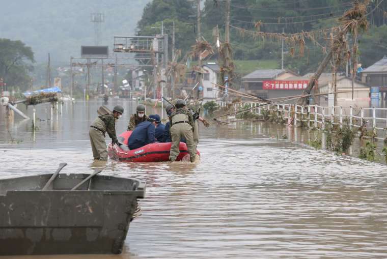 日本豪雨災情:汽車、電子業工廠多恢復運作 (圖片:AFP)