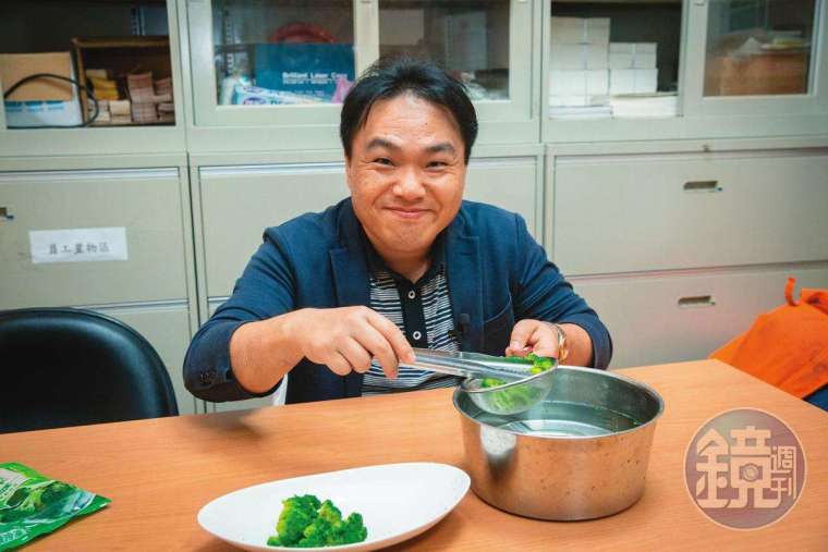 吳榮和示範鮮凍蔬菜以熱水燙一下即可，甚至不用開伙，料理白痴也能輕鬆上菜。