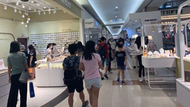 環球購物中心湧現暑期到店人潮。(圖：環球購物提供)