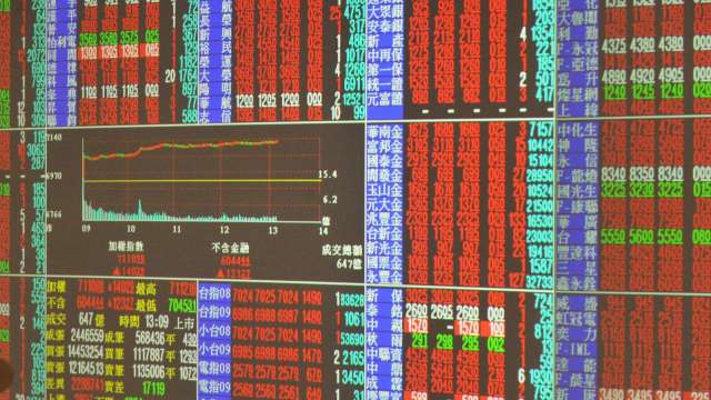 台股 7 月上市成交金額高達 5 兆 3200 多億元。(圖:AFP)