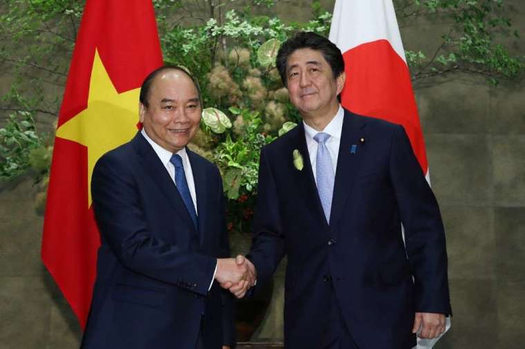 日本首相安倍晉三 (右) 與越南總理阮春福 (圖: AFP)