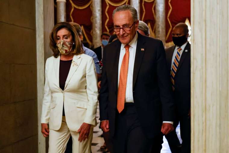 美國眾議院議長佩洛西 (左) 與參議院少數黨 (民主黨) 領袖舒默。 (圖片:AFP)